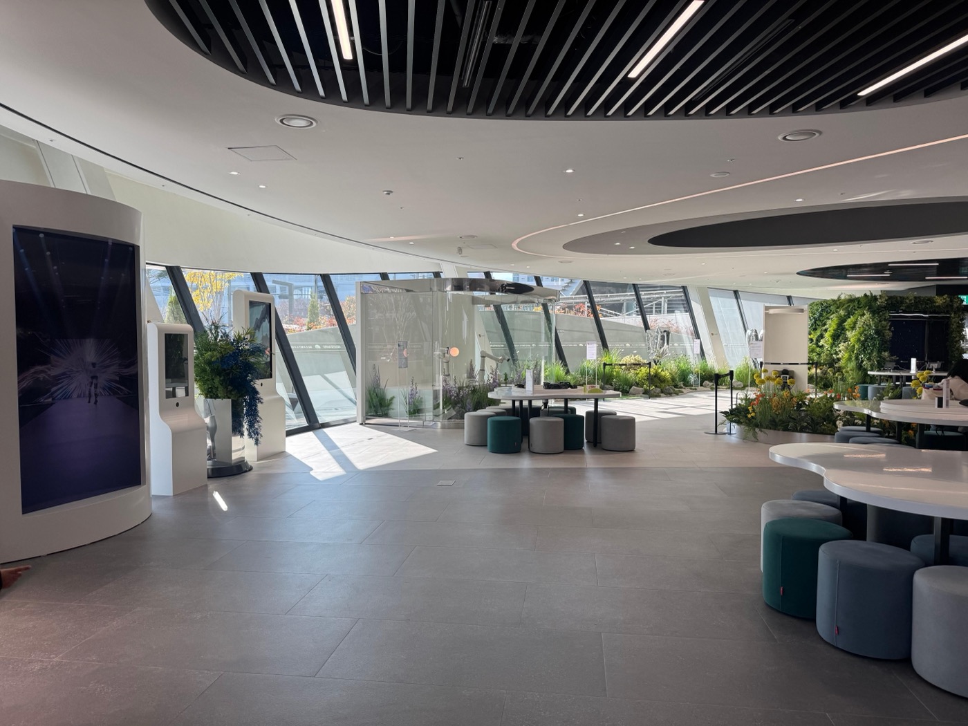 The museum's 1F lobby, where planting runs along the glass wall
